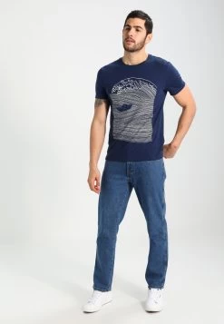 Pier One Camiseta Estampada - Dark Blue/White 8 Pier One Camiseta Estampada - Dark Blue/White -Tienda De Hombres Con Estilo 06ab58ea59a0459eb1744c727fbfd451