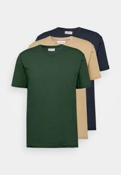 Pier One 3 Pack - Camiseta Básica - Khaki/Tan/Dark Blue 16 Pier One 3 Pack - Camiseta Básica - Khaki/Tan/Dark Blue -Tienda De Hombres Con Estilo 0c35076ff08749278d2b17df3e7e328f