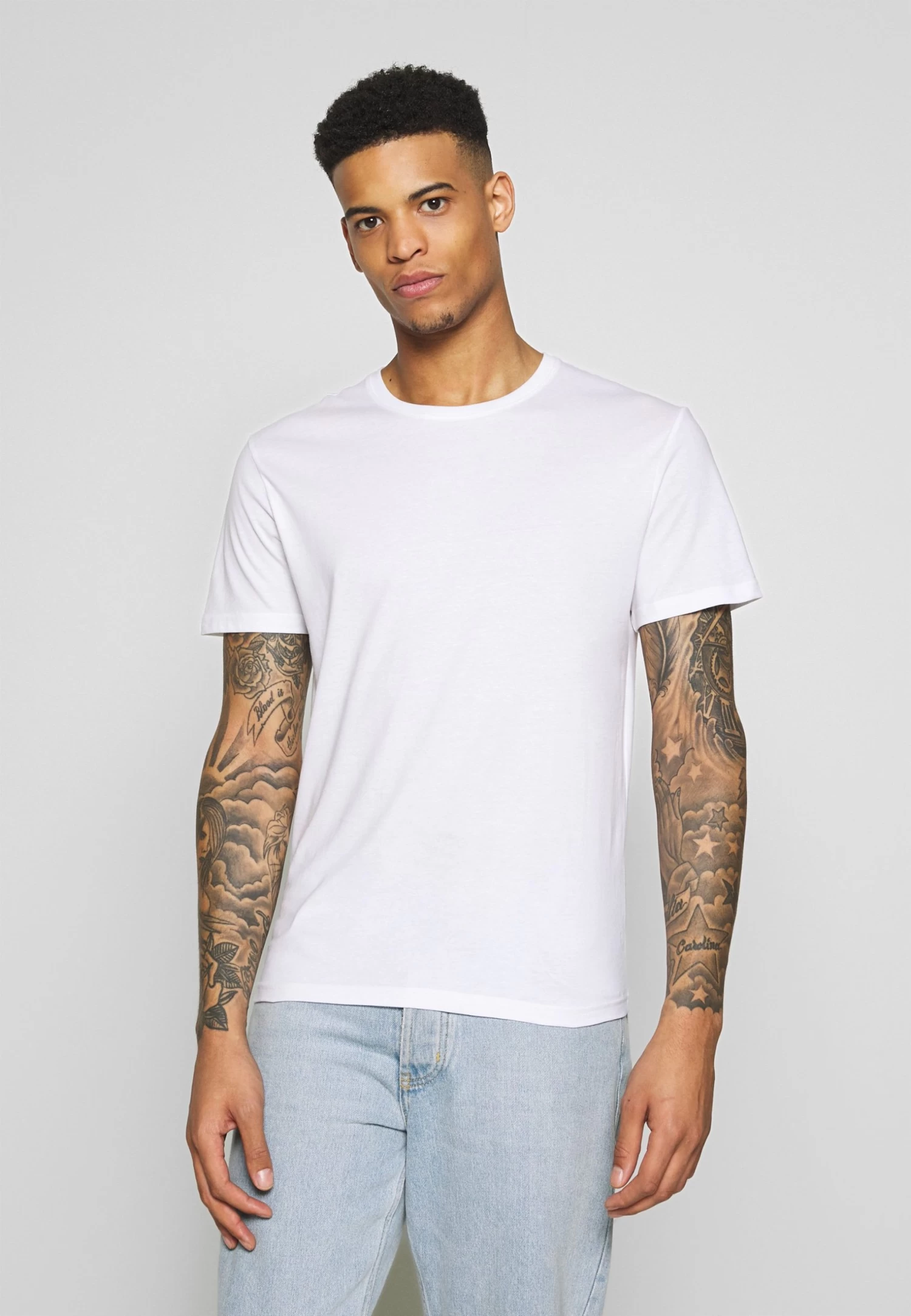 Pier One 3 Pack - Camiseta Básica -Black/ White 5 Pier One 3 Pack - Camiseta Básica -Black/ White - Imagen 3