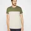 Pier One Camiseta Estampada - Khaki/Off-White -Tienda De Hombres Con Estilo 1f55a09fc9e846db91468dfecb58e405
