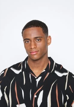 Pier One Contemporary Art Regular Resort- Camisa - Black -Tienda De Hombres Con Estilo 209c2b8fb1b54d8599c6f0e75d4a20f4