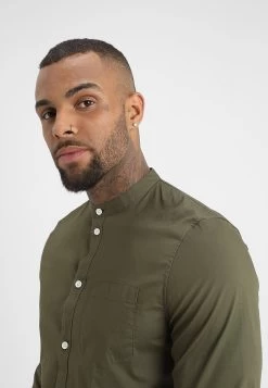 Pier One Muscle Fit Stand- Camisa - Oliv -Tienda De Hombres Con Estilo 259eaf52e4d4427a96fee394df68933f