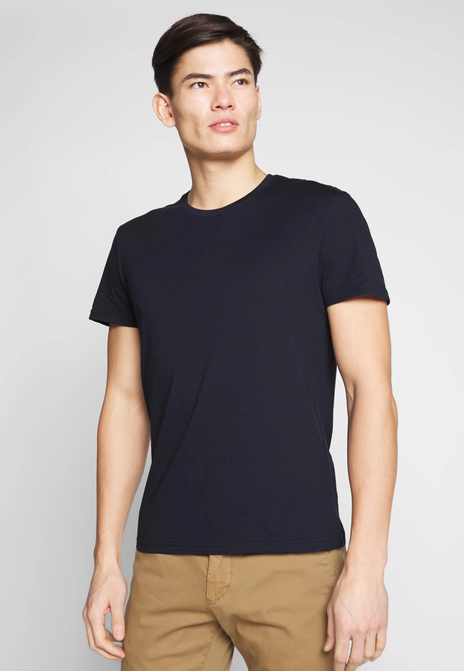 Pier One 2 Pack - Camiseta Básica - White/Dark Blue 5 Pier One 2 Pack - Camiseta Básica - White/Dark Blue - Imagen 3