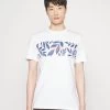 Pier One Leaf Chest Print Tee- Camiseta Estampada - White 2 Pier One Leaf Chest Print Tee- Camiseta Estampada - White -Tienda De Hombres Con Estilo 364f13f729cb4152b296b204bdf780d5