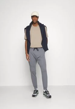 Pier One Pantalones Deportivos - Dark Grey -Tienda De Hombres Con Estilo 3a219d2c83724bfe8a53af2d64732715