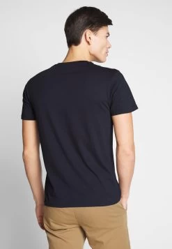 Pier One 2 Pack - Camiseta Básica - White/Dark Blue 11 Pier One 2 Pack - Camiseta Básica - White/Dark Blue -Tienda De Hombres Con Estilo 3fa5884e4b594e09a9d55bcef4378d1b