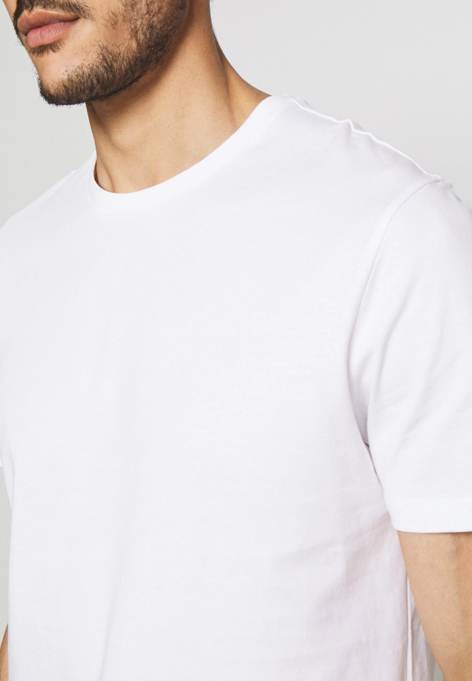 Pier One 5 Pack - Camiseta Básica - White/Black/Bordeaux 12 Pier One 5 Pack - Camiseta Básica - White/Black/Bordeaux - Imagen 10