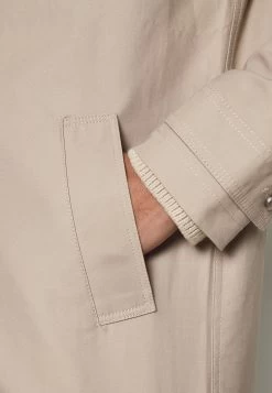 Pier One Commuter Coat- Abrigo Corto - Tan 11 Pier One Commuter Coat- Abrigo Corto - Tan -Tienda De Hombres Con Estilo 4ef4ad0f60904e2a9c12d606b1474ddb