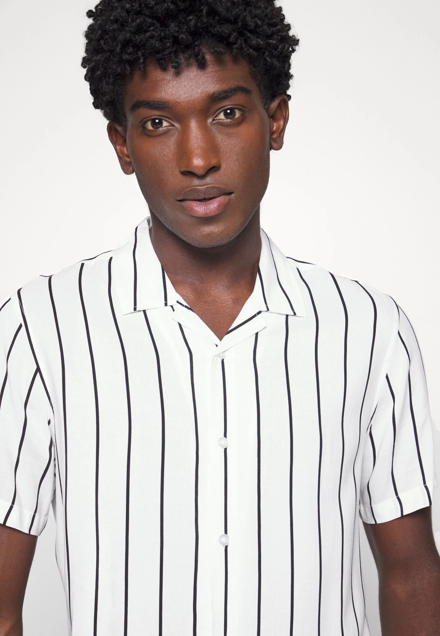 Pier One 2 Pack - Camisa - Black/White 13 Pier One 2 Pack - Camisa - Black/White - Imagen 11