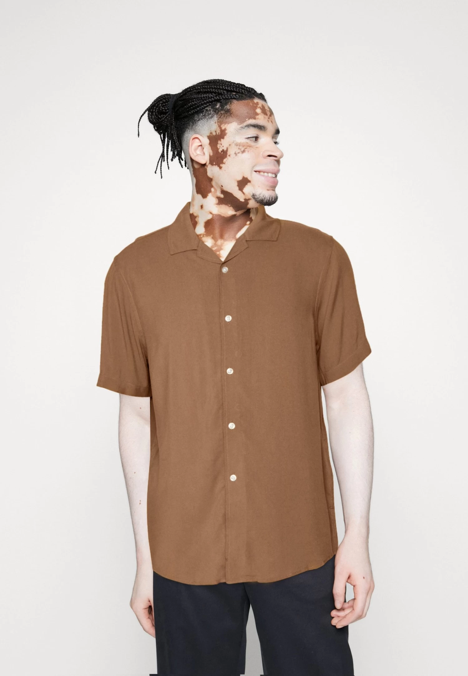 Pier One 3 Pack - Camisa - Beige/Black/White 4 Pier One 3 Pack - Camisa - Beige/Black/White - Imagen 2