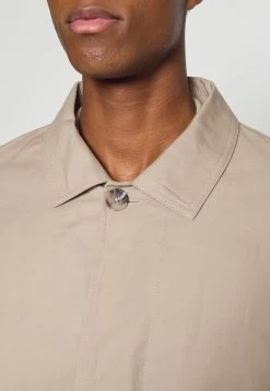 Pier One Commuter Coat- Abrigo Corto - Tan 13 Pier One Commuter Coat- Abrigo Corto - Tan -Tienda De Hombres Con Estilo 64e4c0abaebf41b497d5537b02c36b22