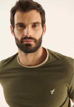 Pier One Camiseta Básica - Olive 11 Pier One Camiseta Básica - Olive -Tienda De Hombres Con Estilo 670d8674b231491396bff7a21b43dc27