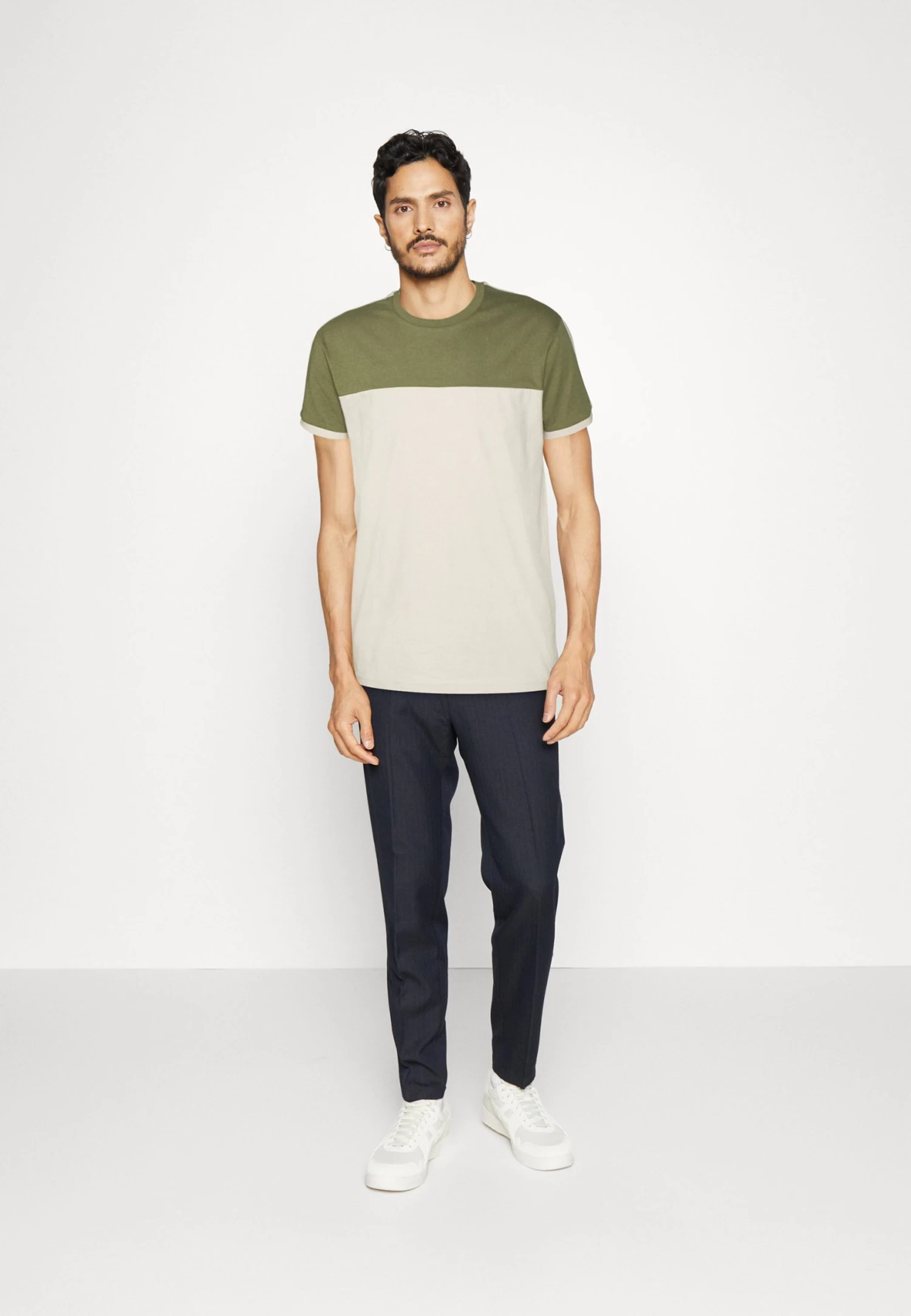 Pier One Camiseta Estampada - Khaki/Off-White 4 Pier One Camiseta Estampada - Khaki/Off-White - Imagen 2