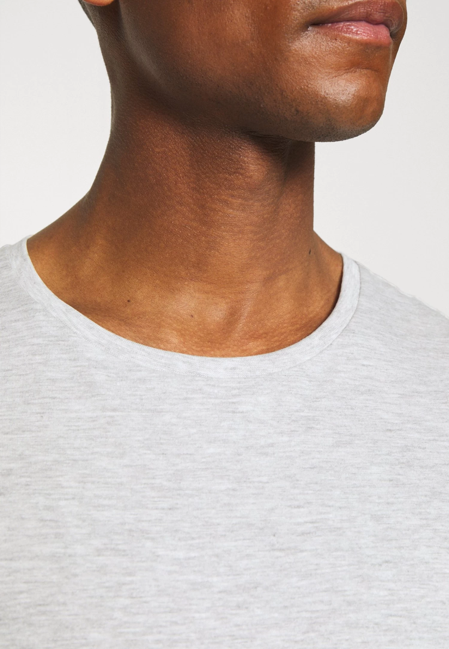 Pier One 5 Pack - Camiseta Básica - Black/White/Light Grey 9 Pier One 5 Pack - Camiseta Básica - Black/White/Light Grey - Imagen 7