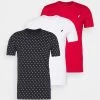 Pier One 3 Pack - Camiseta Estampada - White/Dark Blue/Red -Tienda De Hombres Con Estilo 7c14f2cbf6f6477f9fa2e8f6de7df038