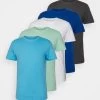 Pier One 5 Pack - Camiseta Básica - Blue/Dark Blue/Light Green -Tienda De Hombres Con Estilo 8829d927b1a546d58909a54b59b2fce3