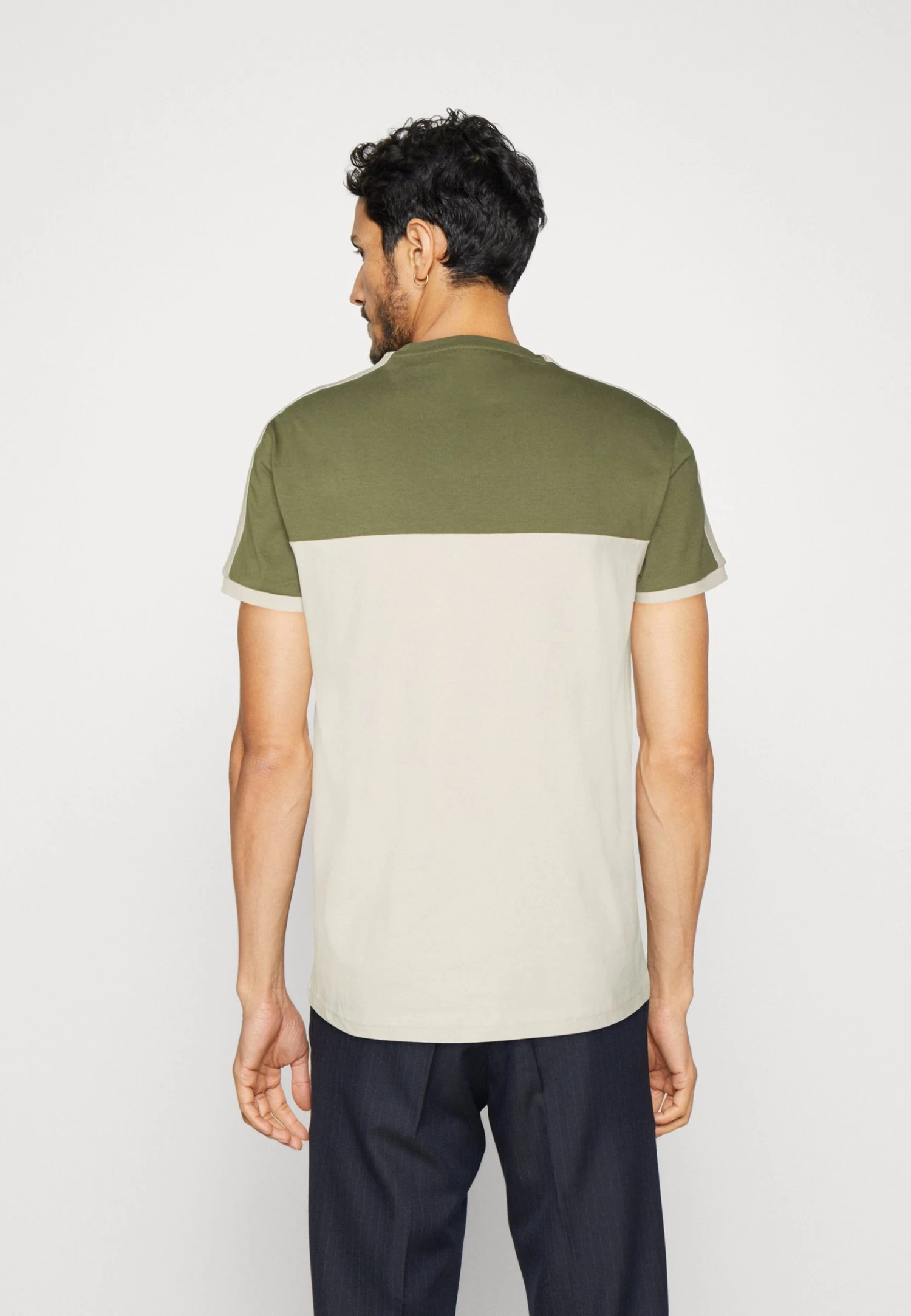 Pier One Camiseta Estampada - Khaki/Off-White 5 Pier One Camiseta Estampada - Khaki/Off-White - Imagen 3