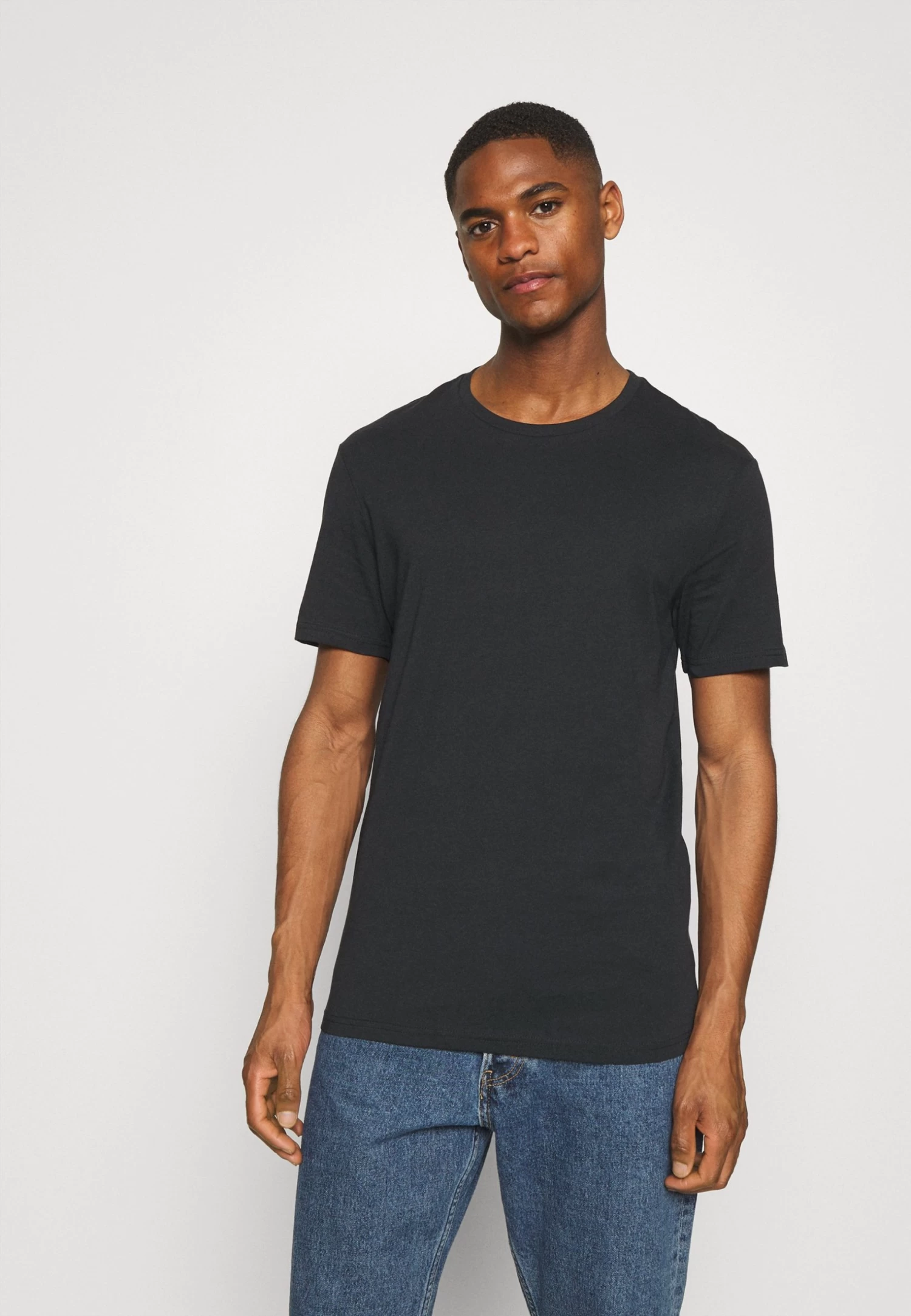 Pier One 5 Pack - Camiseta Básica - Black/White/Light Grey 6 Pier One 5 Pack - Camiseta Básica - Black/White/Light Grey - Imagen 4