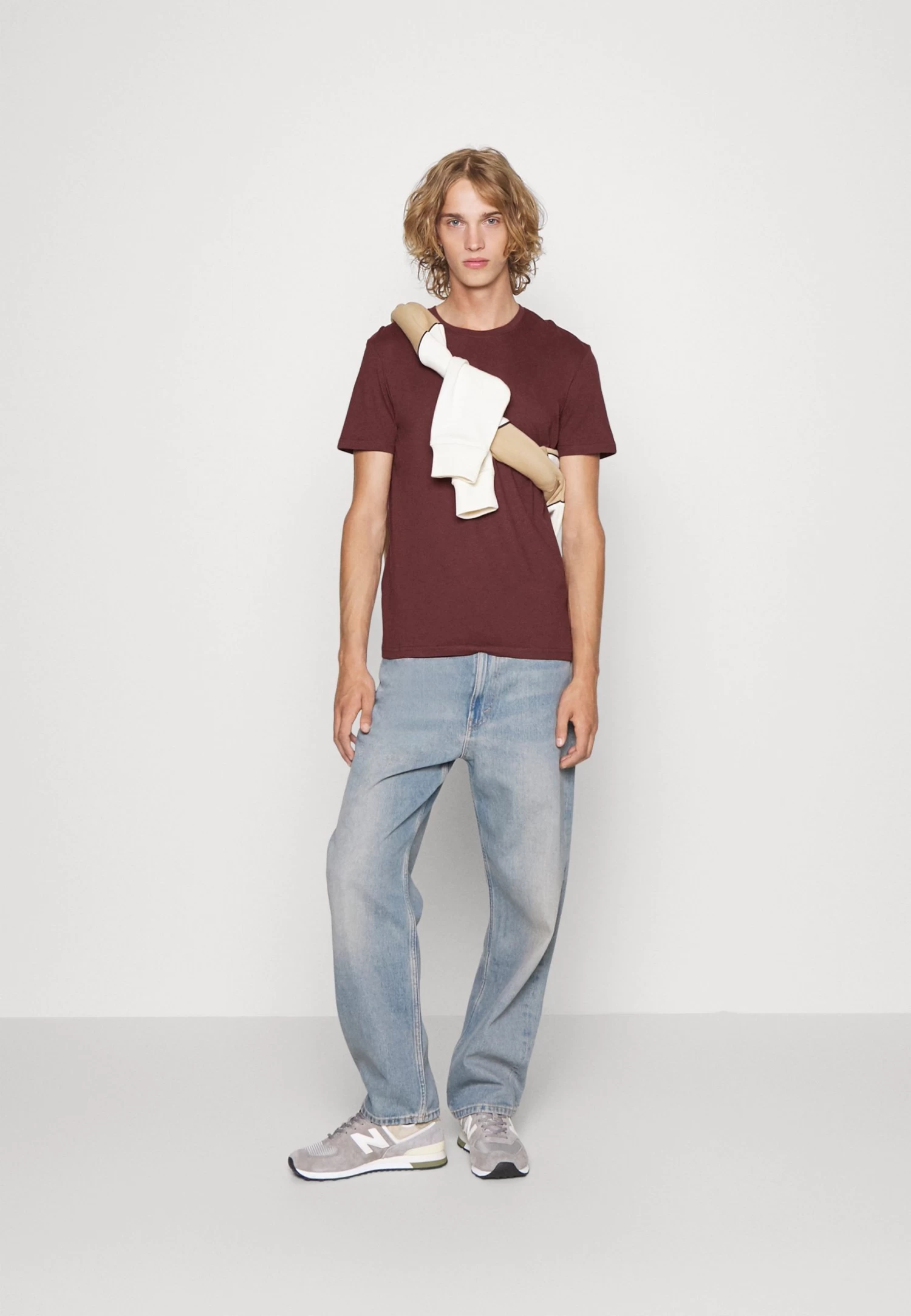 Pier One 5 Pack - Camiseta Básica - Bordeaux/Light Grey/Brown 3 Pier One 5 Pack - Camiseta Básica - Bordeaux/Light Grey/Brown