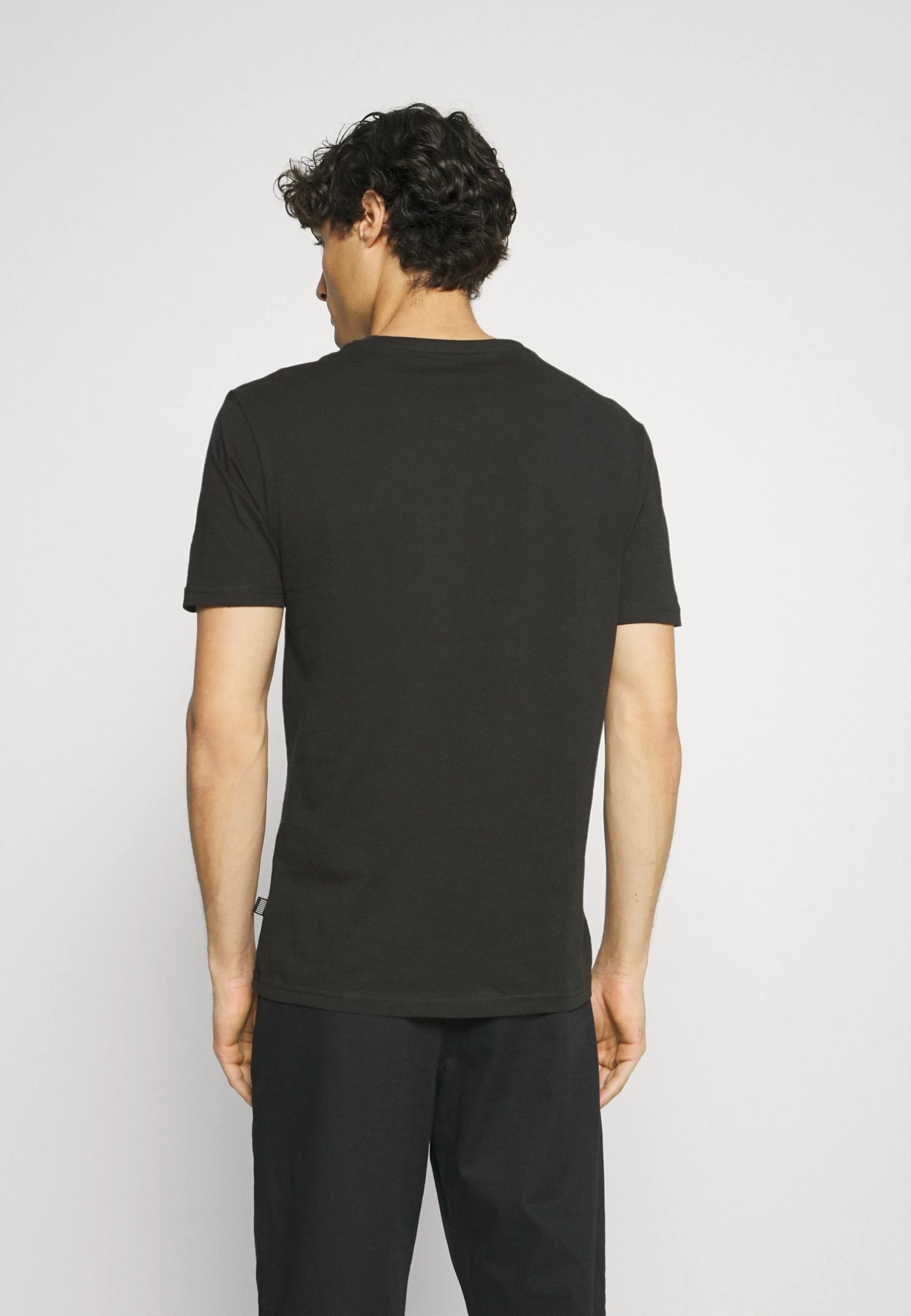 Pier One 5 Pack - Camiseta Básica - White/Black/Dark Blue 5 Pier One 5 Pack - Camiseta Básica - White/Black/Dark Blue - Imagen 3