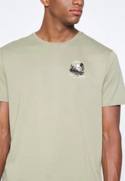 Pier One Moon Scene Graphic T-Shirt - Camiseta Estampada - Olive -Tienda De Hombres Con Estilo a3d76dc258384102beba731e1a4b47e2
