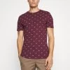 Pier One Camiseta Estampada - Bordeaux -Tienda De Hombres Con Estilo a616fbdfd4da4922a9f3f77bb71d9a16
