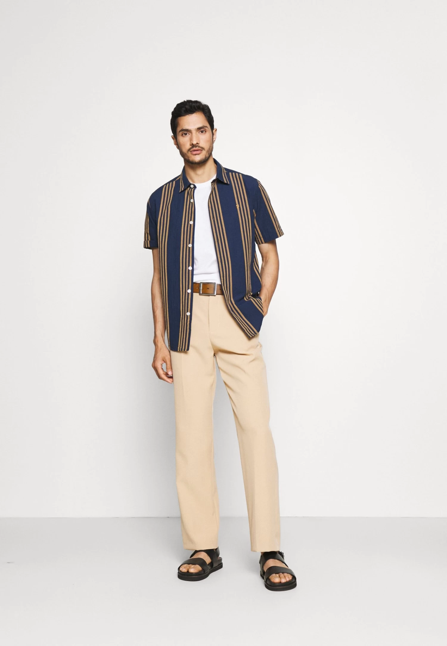 Pier One 5 Pack - Camiseta Básica - White/Black/Bordeaux 3 Pier One 5 Pack - Camiseta Básica - White/Black/Bordeaux