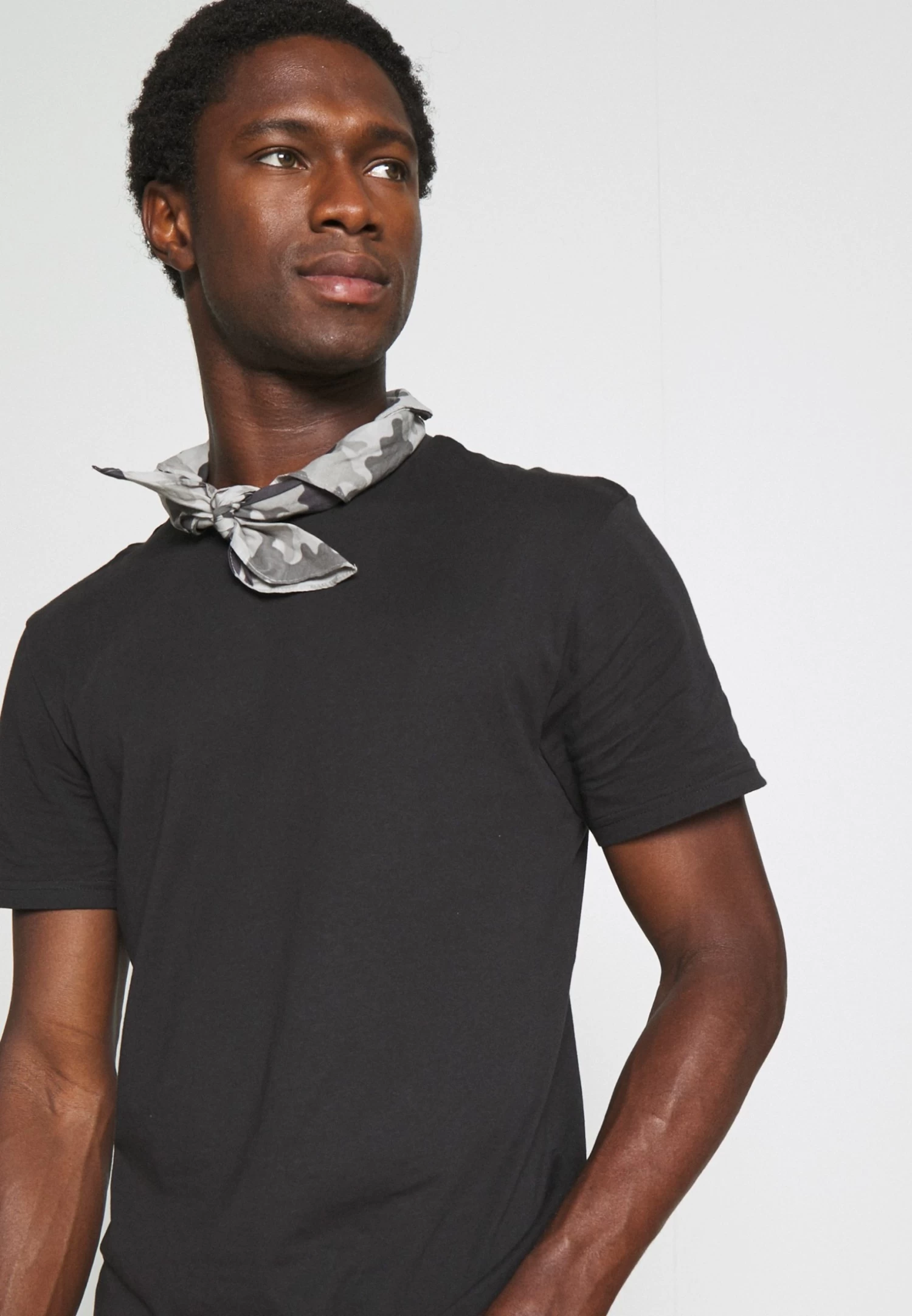 Pier One 3 Pack - Camiseta Básica - Black/Mottled Dark Grey/Bordeaux 8 Pier One 3 Pack - Camiseta Básica - Black/Mottled Dark Grey/Bordeaux - Imagen 6