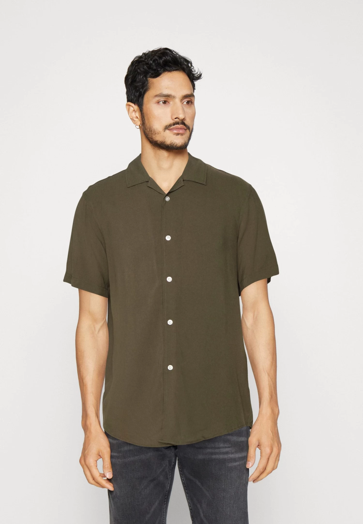 Pier One 2 Pack - Camisa - Olive/Black 4 Pier One 2 Pack - Camisa - Olive/Black - Imagen 2