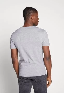 Pier One 3 Pack- Camiseta Básica - Black, Grey, Green 10 Pier One 3 Pack- Camiseta Básica - Black, Grey, Green -Tienda De Hombres Con Estilo b3e2272097fd45d28e31884f564c0681