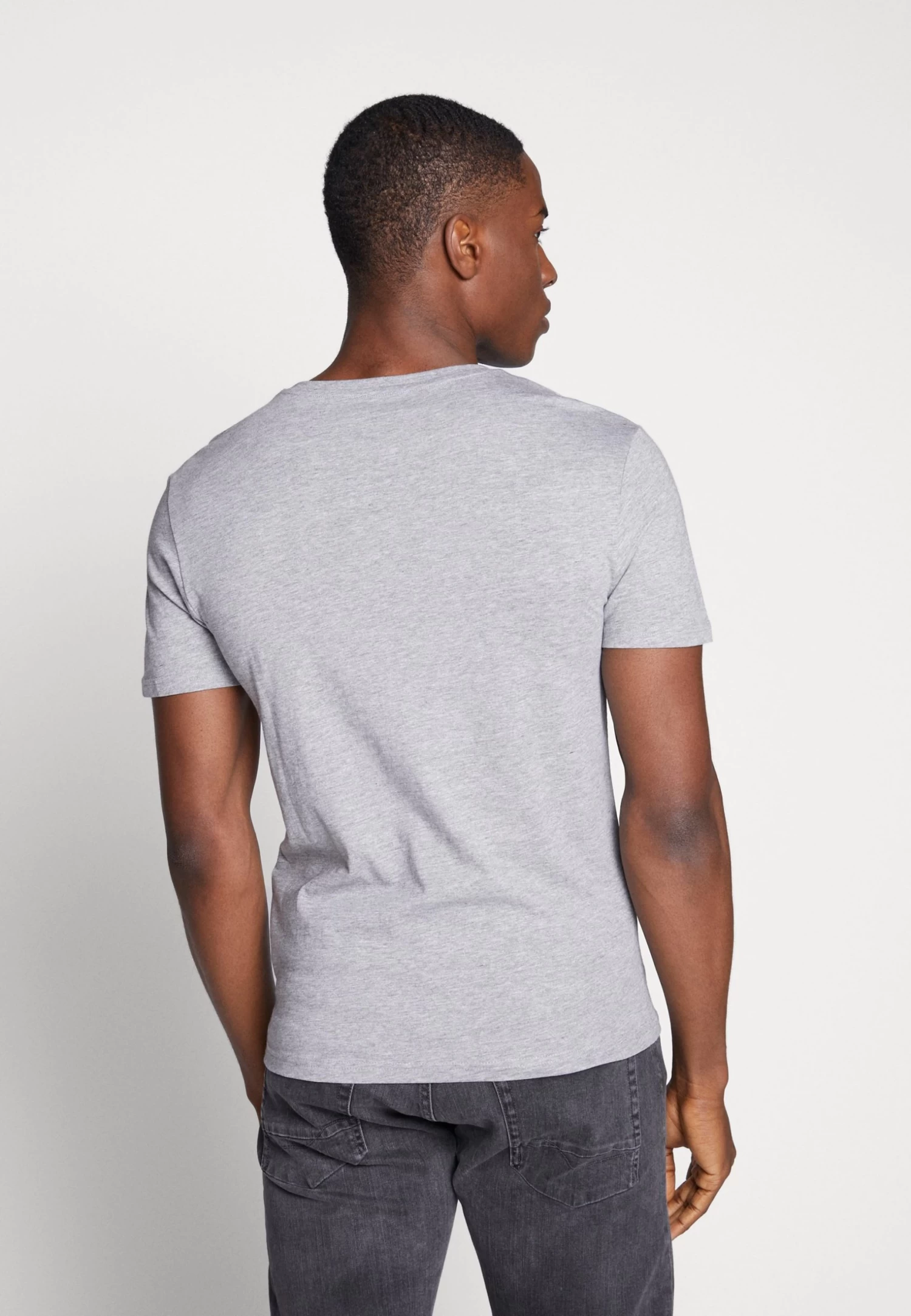 Pier One 3 Pack- Camiseta Básica - Black, Grey, Green 6 Pier One 3 Pack- Camiseta Básica - Black, Grey, Green - Imagen 4