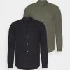 Pier One Linen Mix 2 Pack - Camisa - Black/Olive -Tienda De Hombres Con Estilo bcb4b881f5a6476091bc9f032480cc5d