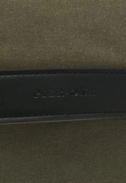 Pier One Bandolera - Olive -Tienda De Hombres Con Estilo bde98a65ef0340d9b37036d43e898a93