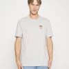 Pier One Camiseta Estampada - Light Grey -Tienda De Hombres Con Estilo c26f899199764d73bc9d79ffd283b7c5