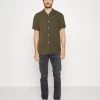 Pier One 2 Pack - Camisa - Olive/Black -Tienda De Hombres Con Estilo c3543088138544c1aef3d4bac6708daf