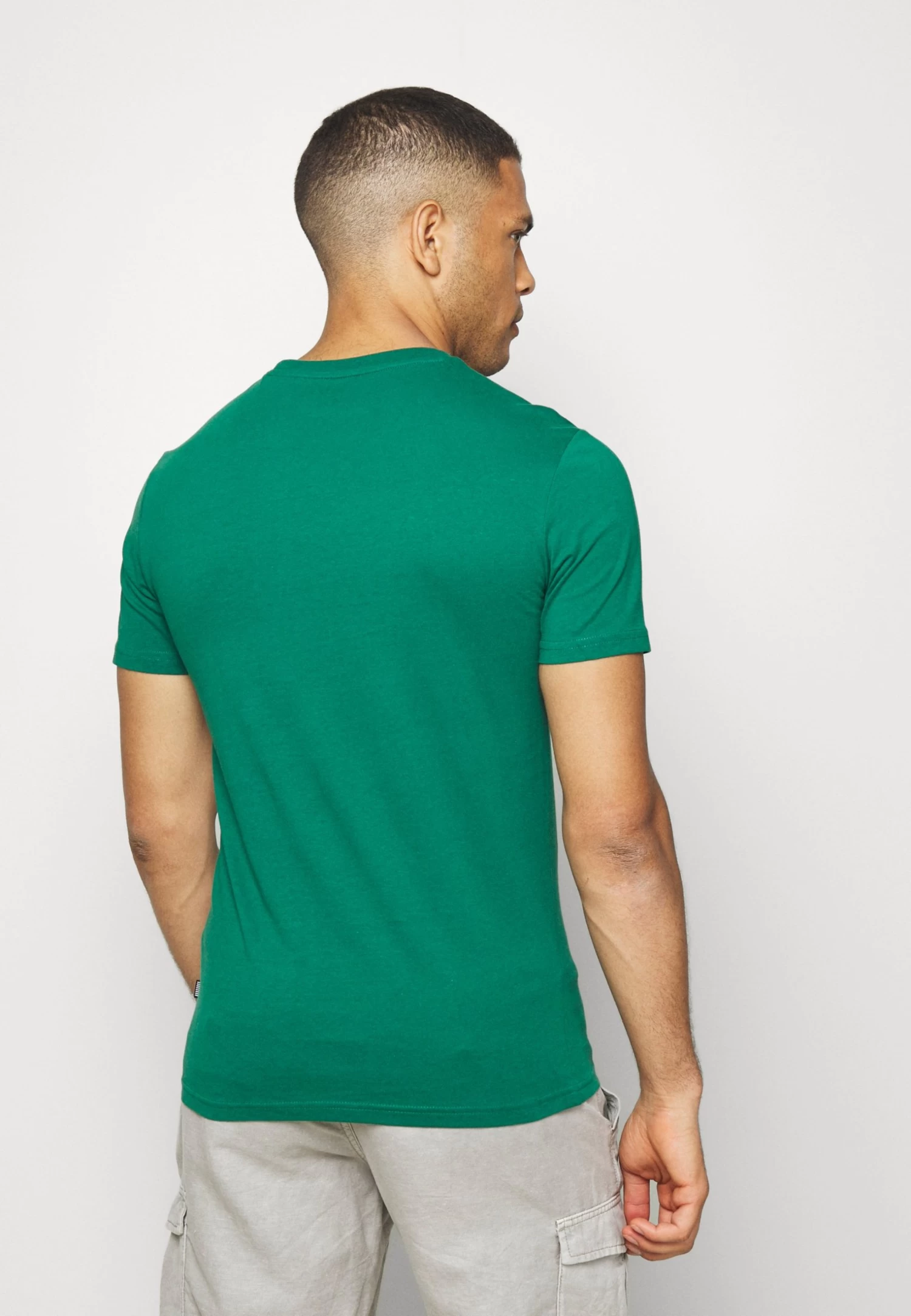 Pier One Camiseta Básica - Dark Green 5 Pier One Camiseta Básica - Dark Green - Imagen 3