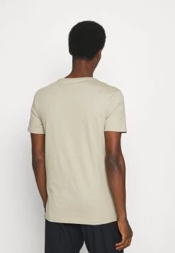 Pier One 5 Pack - Camiseta Básica - White/Dark Grey/Black -Tienda De Hombres Con Estilo d4309172134f476283eb4fd8b00555ed