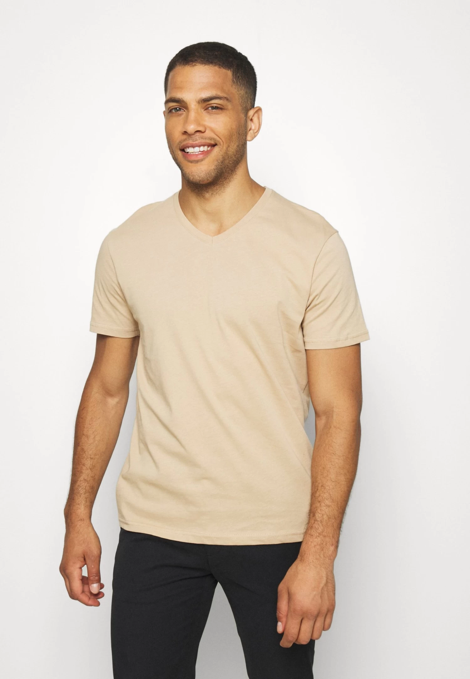 Pier One 3 Pack - Camiseta Básica - Khaki/Tan/Dark Blue 4 Pier One 3 Pack - Camiseta Básica - Khaki/Tan/Dark Blue - Imagen 2