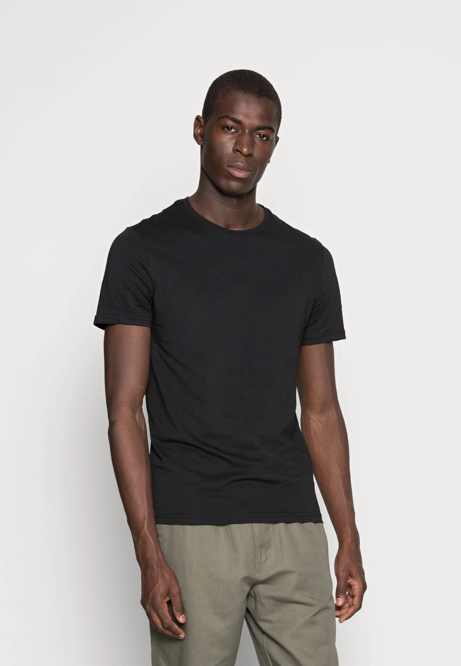 Pier One 5 Pack - Camiseta Básica - Black 4 Pier One 5 Pack - Camiseta Básica - Black - Imagen 2