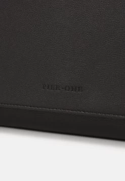 Pier One Big Messenger Bag - Bandolera - Black -Tienda De Hombres Con Estilo de47914765c748388e7d2adfd44cd119