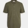 Pier One Seersucker Kent- Camisa - 604 - Olive -Tienda De Hombres Con Estilo e1b7cb79db8f4e649a91aefa682f31c4