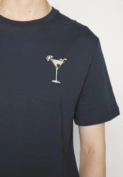Pier One Cocktail Tee- Camiseta Estampada - 503 - Dark Blue 13 Pier One Cocktail Tee- Camiseta Estampada - 503 - Dark Blue -Tienda De Hombres Con Estilo f4003dd8624b48549a344f3374008678