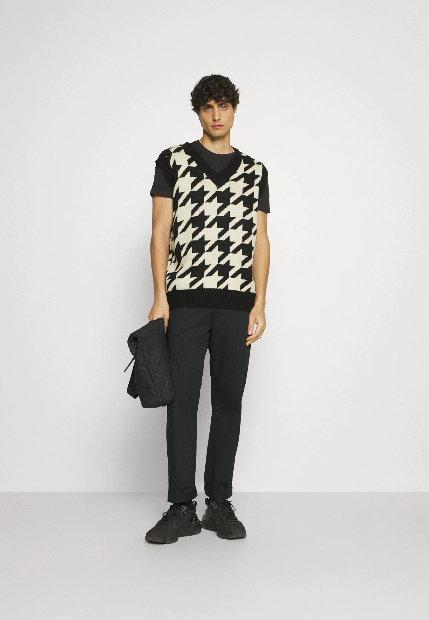 Pier One 5 Pack - Camiseta Básica - White/Black/Dark Blue 3 Pier One 5 Pack - Camiseta Básica - White/Black/Dark Blue