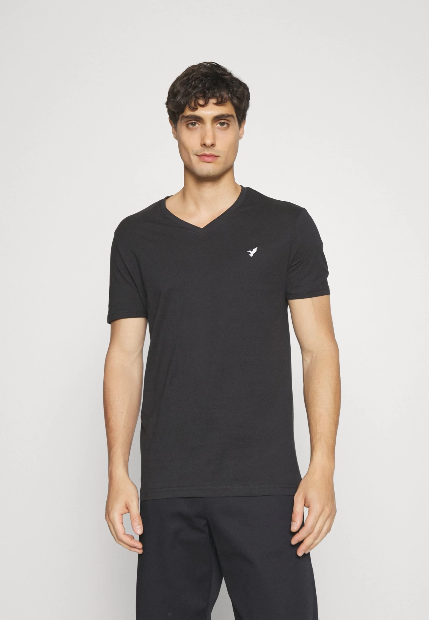 Pier One V Neck Bird Tonal 3 Pack - Camiseta Básica - White/Dark Green/Black 6 Pier One V Neck Bird Tonal 3 Pack - Camiseta Básica - White/Dark Green/Black - Imagen 4