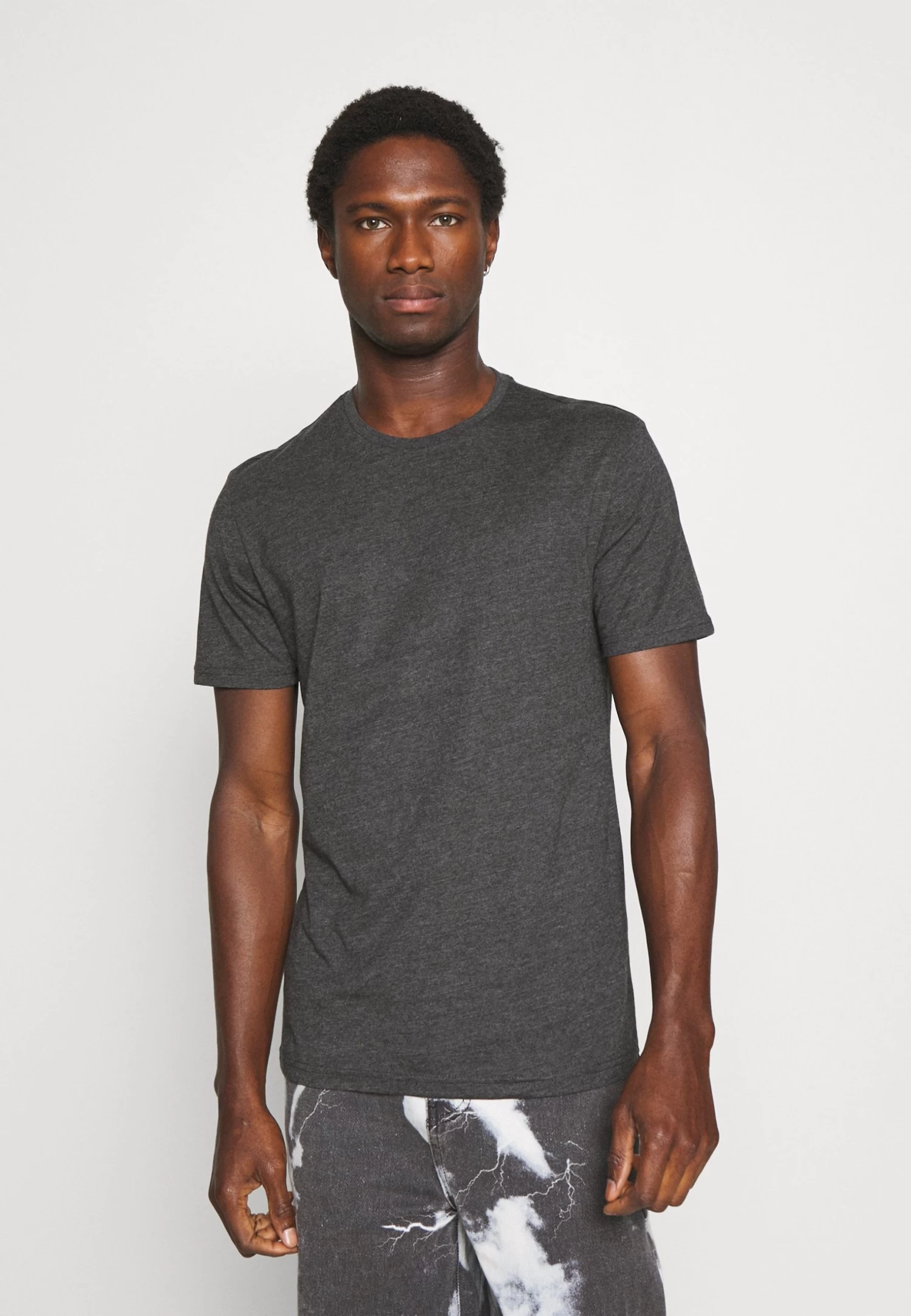 Pier One 3 Pack - Camiseta Básica - Black/Mottled Dark Grey/Bordeaux 6 Pier One 3 Pack - Camiseta Básica - Black/Mottled Dark Grey/Bordeaux - Imagen 4