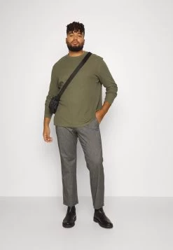 Pier One Camiseta De Manga Larga - Olive -Tienda De Hombres Con Estilo ffe4fea9dcff44a98ff02922092d870d